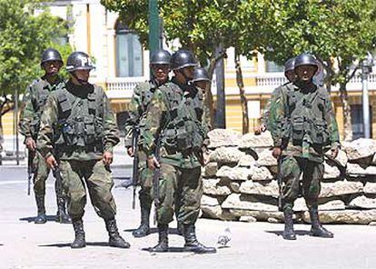 Varios soldados vigilan, ayer, en la plaza Murillo, cerca del palacio de Gobierno de La Paz.
