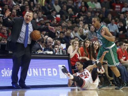 Tom Thibodeau, entrenador de Chicago, protesta durante el partido ante los Celtics 