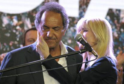 El peronista Daniel Scioli, el domingo, día de su derrota, consolado por su esposa, Karina Rabolini.
