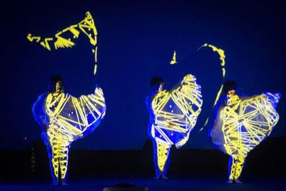 Bailarinas del espect&aacute;culo &#039;Dance With Drones&#039;, del japon&eacute;s Daito Manabe.