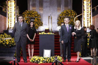 Silvia Lemus, la viuda del escritor mexicano Carlos Fuentes, hizo guardia de honor junto a los hijos del Premio Nobel