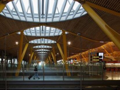 Pasajeros en el interior del aeropuerto Adolfo Su&aacute;rez Barajas.