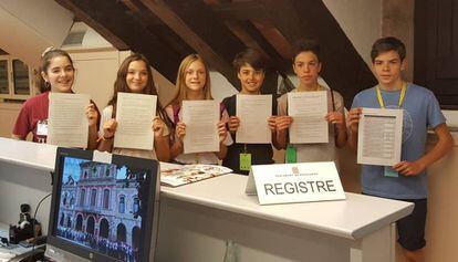 Alumnes registrant la ILP al Parlament.