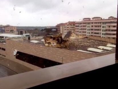 Una vecina grabó el momento en el que el temporal arrasa con parte de la estructura del edificio