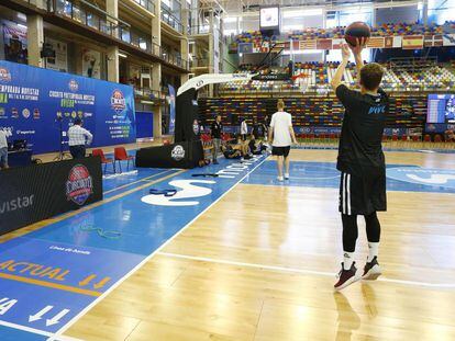 Los jugadores del Obradoiro se entrenan este lunes en un pabellón con las nuevas dimensiones.