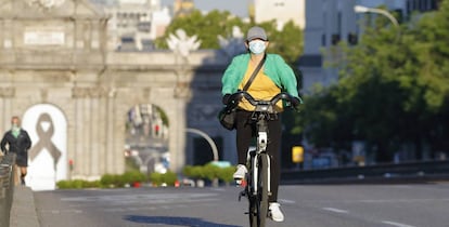 Una mujer pedalea durante la pandemia del Covid-19 en Madrid.