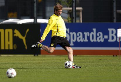 Juergen Klopp, entrenador del Dortmund, golpea un balón durante la sesión de entrenamiento previa al partido de vuelta de los cuartos de final de la Champions League.