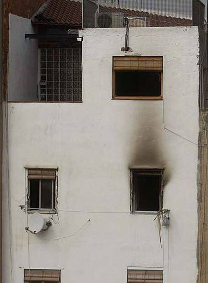 Ventana de la vivienda donde una mujer de 44 años y sus dos hijos han fallecido esta madrugada.