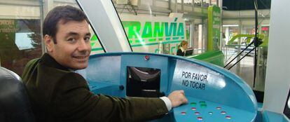 Tomás Gómez en la cabina de un tranvía de Parla en noviembre de 2005.