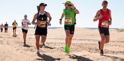 Miguel Ángel García, grabándose durante la prueba Desert Run, en Marruecos.