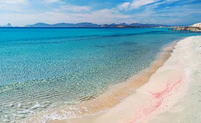 La playa de Ses Illetes, de aguas cristalinas, es uno de los lugares con mayor reclamo de Formentera.