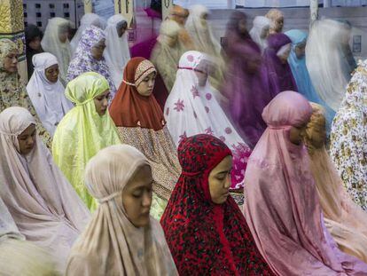 Musulmanas indonesias rezan este lunes en Yogyakarta.