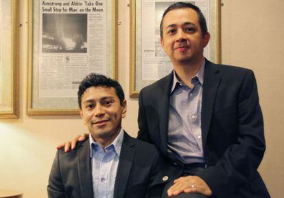 Rodrigo Mart&iacute;nez (izquierda) y Edwin Echegoyen, en Washington.