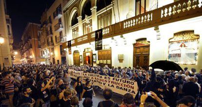 Concentraci&oacute;n en contra de la pol&iacute;tica cultural del PP ante el Teatro Tal&iacute;a de Valencia el pasado octubre. 