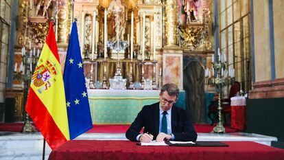El presidente del PP, Alberto Núñez Feijóo, firma el Plan de Calidad Institucional que ha presentado su formación hoy lunes en el Oratorio de San Felipe Neri (Cádiz).