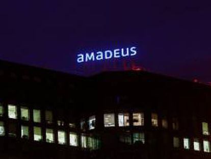 Logo de Amadeus en sus oficinas de Madrid.