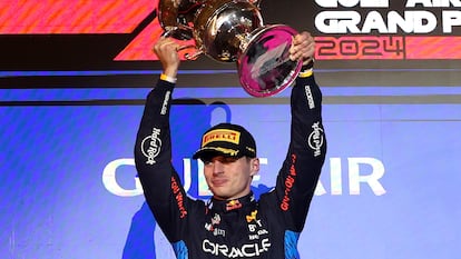 El piloto de Red Bull Racing Max Verstappen levanta el trofeo en el podio después de ganar el Gran Premio de Bahréin de Fórmula 1, en el circuito Internacional de Sakhir