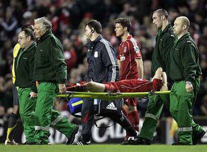 Luis García, lesionado en una rodilla, es retirado en camilla de Anfield.