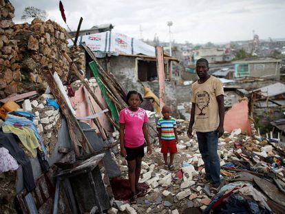 Un padre y sus hijos durante el terremoto de Hait&iacute;
 