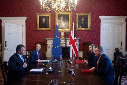 El ministro británico del Brexit, David Frost (izq.) en una reunión con el vicepresidente de la Comisión Europea, Maros Sefcovic, en Londres. POOL REUTERS
