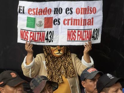 Familiares de los 43, este lunes en un protesta en la fiscalía, exigiendo que se nombre un fiscal para el caso. 