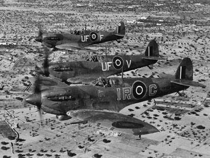 Tres Spitfire de la RAF patrullan cerca de la isla de Yerba (Túnez) en 1943.