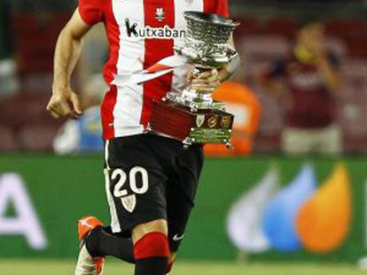 Aritz Aduriz, con el trofeo de la Supercopa