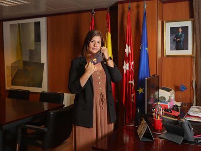 La alcaldesa de Móstoles, Noelia Posse, se quita la mascarilla en su despacho.