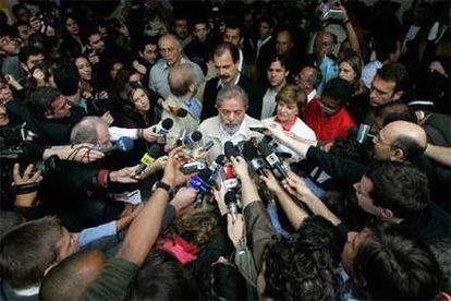 Lula, durante su comparecencia ante los medios tras depositar su voto.
