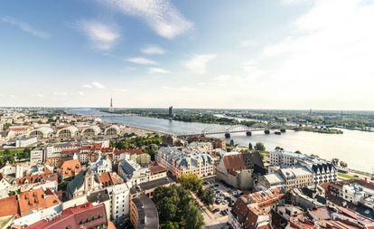 Panorámica del centro histórico de Riga (Letonia), junto al río Daugava.