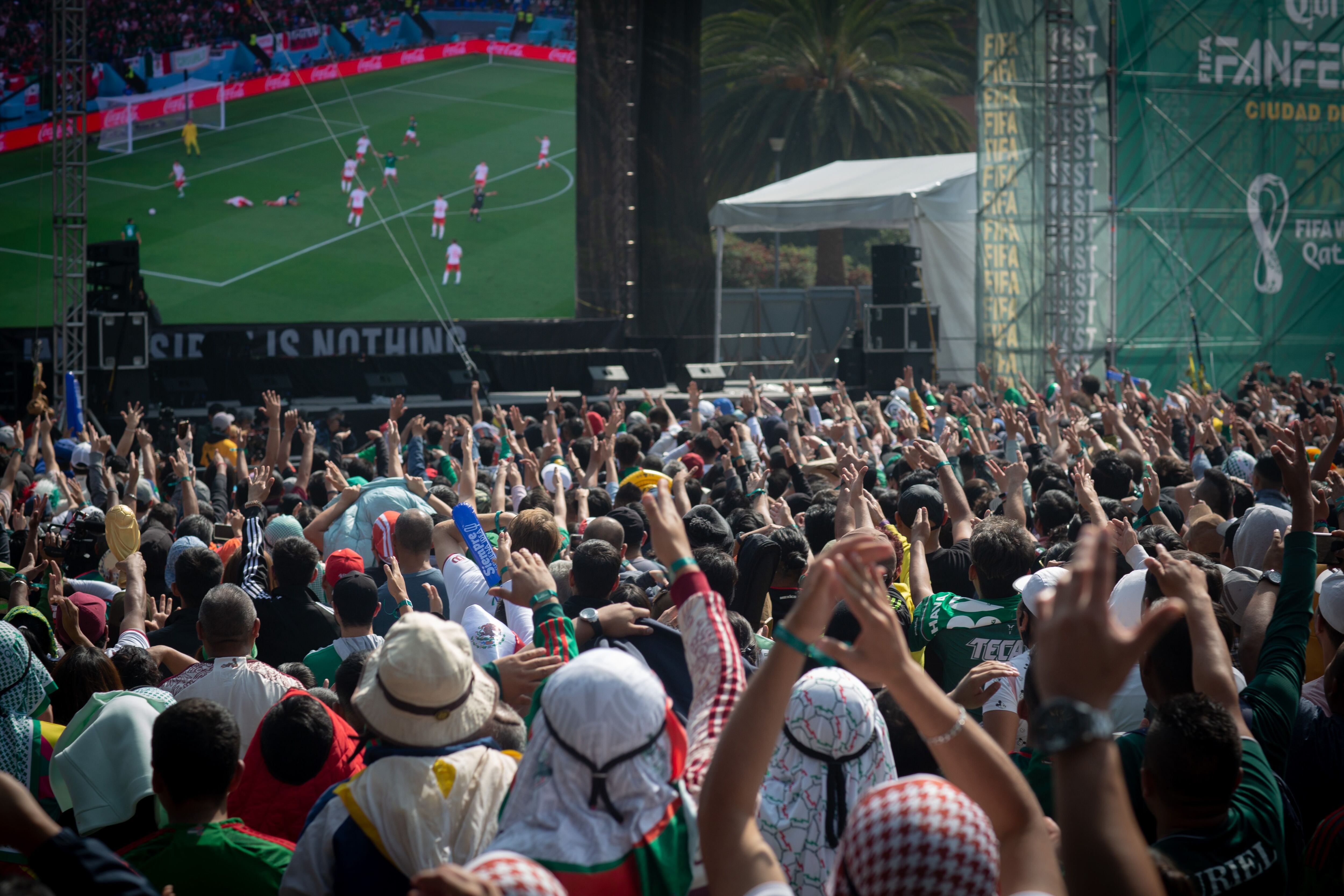 Los aficionados reclaman un penal durante el partido de la selección de México en contra de la de Polonia, en el Fan Fest del Mundial.