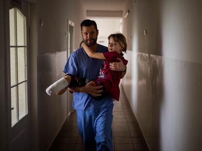 Yana Stepanenko, de 11 años, es llevada por un médico del hospital de Lviv, en Ucrania, el 13 de mayo de 2022. Yana y su madre resultaron heridas en el ataque con misiles a la estación de tren de Kramatorsk.