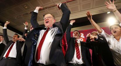 El candidato del SPD en Baja Sajonia, Stephan Weil, celebra el resultado en las elecciones regionales.