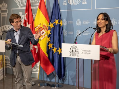 El alcalde de Madrid, José Luis Martínez-Almeida, y la delegada del Gobierno, Mercedes González, durante una rueda de prensa conjunta tras la reunión de la Junta y del Consejo Local de Seguridad de la capital.