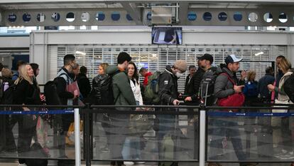 Pasajeros hacen cola este miércoles mientras esperan la reanudación de sus vuelos en el Aeropuerto Internacional O'Hare de Chicago, EE. UU.