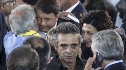 El primer ministro italiano, Matteo Renzi, se abraza a uno de los asistentes a los funerales, en Ascoli Piceno.