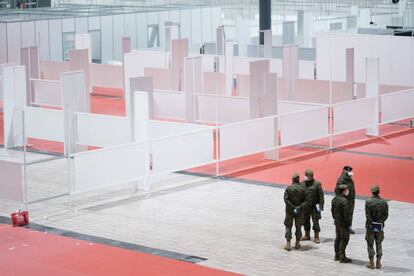 Miembros del Ejército en el pabellón de Ifema habilitado como coronavirus.