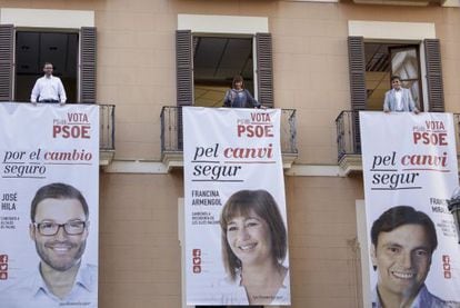 Los candidatos del PSOE en los comicios del 24-M con sus carteles electorales. En el centro, Francina Armengol.