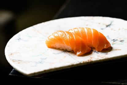 En un viaje a Tokio, LiBao se enamoró de los platos y fuentes que componen el servicio de mesa de Tottori. No dudó en comprarlo y traerlo a España, con la intención en algún momento de abrir un restaurante japonés. Llegó la pandemia, y con ella surgió la oportunidad de hacerse con un local en la calle Lagasca, con una pequeña terraza en el exterior. Lo reformó y cubrió con madera de iroko, lo vistió con telas japonesas, confeccionadas con hilo de oro, y butacas de terciopelo, y presidió la sala con una vistosa lámpara de diseño.