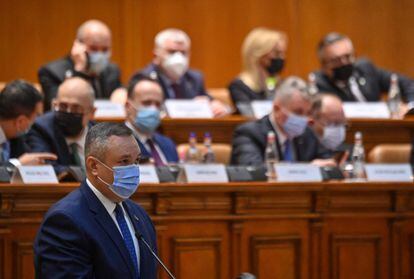 Nicolae Ciucă se dirige al Parlamento rumano antes de la sesión de investidura del nuevo Ejecutivo, este jueves en Bucarest.