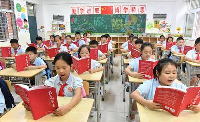 Estudiantes de una escuela primaria en China leen sus libros en el primer día de clases, el 1 de septiembre de 2019.