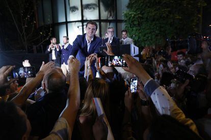Albert Rivera saluda a los simpatizantes frente a la sede del partido en Madrid.