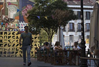 Terrazas en la calle Embajadores, junto al Teatro Pavón-Kamikaze.