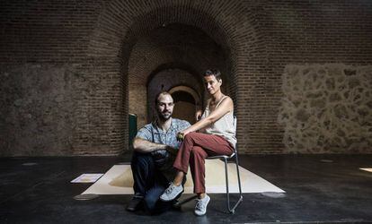 Miguel Oyarzun e Isla Aguilar, nuevos directores del centro cultural Conde Duque en la sala de bóvedas.
