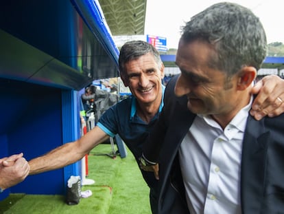 Saludo entre Ernesto Valverde y José Luis Mendilibar en un Eibar-Barcelona de 2019.