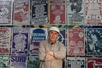 Ignacio Pineda, dueño del emblemático Multiforo Alicia, posa en el interior del espacio cultural con carteles de conciertos antiguos de fondo, este febrero en Ciudad de México.