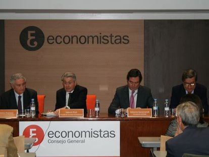Antonio Pedraza, Valent&iacute;n Pich y Antonio Garamendi en la presentaci&oacute;n del informe del observatorio financiero del Consejo General de Economistas.