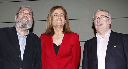 La ministra de Empleo, F&aacute;tima B&aacute;&ntilde;ez, entre los l&iacute;deres sindicales de UGT, C&aacute;ndido M&eacute;ndez (a su derecha) e Ignacio Fern&aacute;ndez Toxo (a su izquierda).