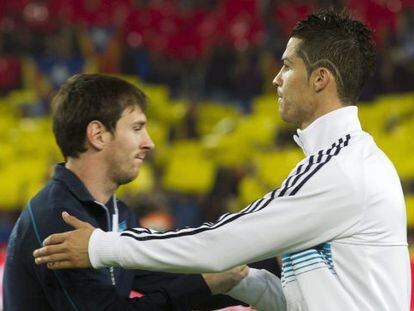 Messi y Cristiano se saludan antes de un Bar&ccedil;a-Madrid.