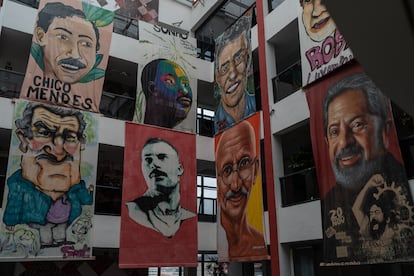 El patio del sindicato, cubierto con lonas de líderes de izquierda, incluido Lula.